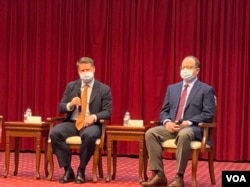 美国前国防部印太事务助理部长薛瑞福(左)与美国企业研究院资深研究员卜大年(右)。(美国之音特约记者杨安摄影)