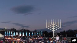 2022年12月18日,位于华盛顿特区白宫南面椭圆形草坪的美国国家灯台被点亮,庆祝犹太光明节。