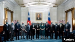 2022年12月2日,台湾总统蔡英文同到访的英国下议院外交委员会主席艾莉西亚·卡恩斯(Alicia Kearns,蔡英文左边站立者)合影留年。