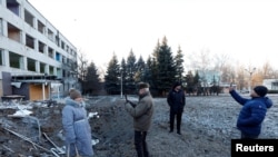 2023年1月8日,乌克兰克拉马托尔斯克,当俄罗斯继续对乌克兰发动袭击时,人们正在观看夜间发生的导弹袭击现场。