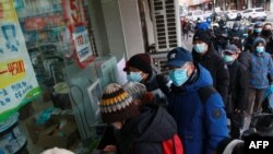 南京一家药店外排长队购买药物的市民。(2022年12月20日)