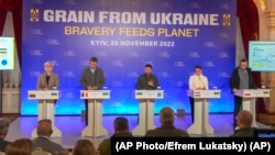 乌克兰总统泽连斯基(中)在基辅召开乌克兰粮食倡议国际峰会(2022年11月26日)