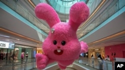 北京一家商场为迎接兔年的到来装饰商场。（2022年1月4日）