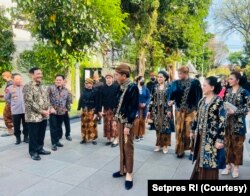 Presiden Joko Widodo dan keluarga menggunakan busana adat Jawa. (Foto: Courtesy/Setpres RI)