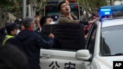 上海警察逮捕了一名抗议中国严厉防疫政策的青年。(2022年11月27日)