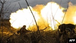 Chiến sĩ Ukrainie bắn vào vị trí quân Nga ở ngoại ô Bakhmut, miền đông Ukraine, 30/12/2022.