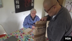 在德国,母子俩平均每天花三小时整理、校对日记内容,计划将它们分卷出版,定名《中国毒品》。(VOA)