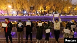 北京民众走上街头举起白纸抗议当局严厉的防疫封控措施。(2022年11月27日)