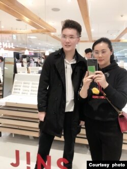 肖彦锐与母亲肖郦合影 (肖彦锐提供照片)