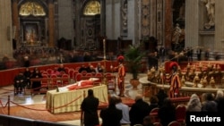 信徒们在梵蒂冈圣彼得大教堂向本笃十六世致哀。(2023年1月2日)