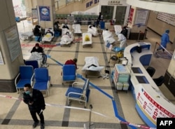 重庆第五人民医院大厅改成急诊室。(2022年12月23日)