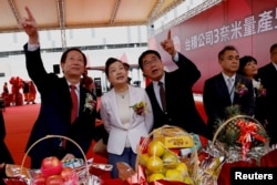 台积电董事长刘德音(左)与台湾政府有关官员在南部科学园区(南科)晶圆18厂新建基地出席三奈米量产暨扩厂典礼。(2022年12月29日)