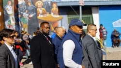 美国纽约市长埃里克·亚当斯Eric Adams(前右二)2023年1月15日访问与墨西哥交界的德克萨斯州艾尔帕索(El Paso)。(路透社)