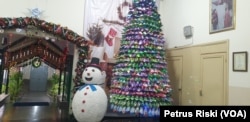 Pohon Natal dari sampah plastik kemasan produk, serta manusia salju dari sampah sterofam, menghiasi salah satu ruangan di Panti Asuhan Don Bosco, Surabaya. (Foto: VOA/Petrus Riski)