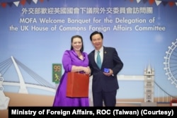 台湾外长吴钊燮在台北会晤到访的英国国会下议院外交委员会主席卡恩斯 (2022年11月30日)