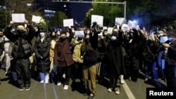 北京民众走上街头举起白纸抗议当局严厉的防疫封控措施。(2022年11月27日)