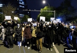 北京民众走上街头举起白纸抗议当局严厉的防疫封控措施。(2022年11月27日)