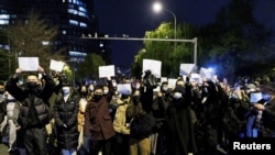 北京民众走上街头举起白纸抗议当局严厉的防疫封控措施。(2022年11月27日)