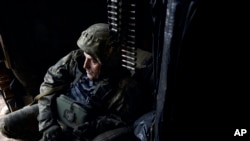 一名乌克兰军人在顿涅茨克前线地区的阵地内(2022年12月23日)