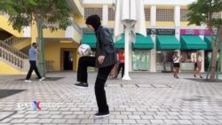 Cô gái Hồi giáo gây ấn tượng tại Qatar bằng kỹ năng đá bóng điêu luyện Cô gái Hồi giáo gây ấn tượng tại Qatar bằng kỹ năng đá bóng điêu luyện