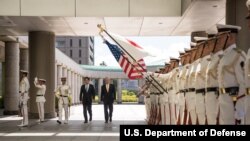 美国国防部长马蒂斯在东京防务省同日本防卫相小野寺五典检阅仪仗队（2018年6月29日）。