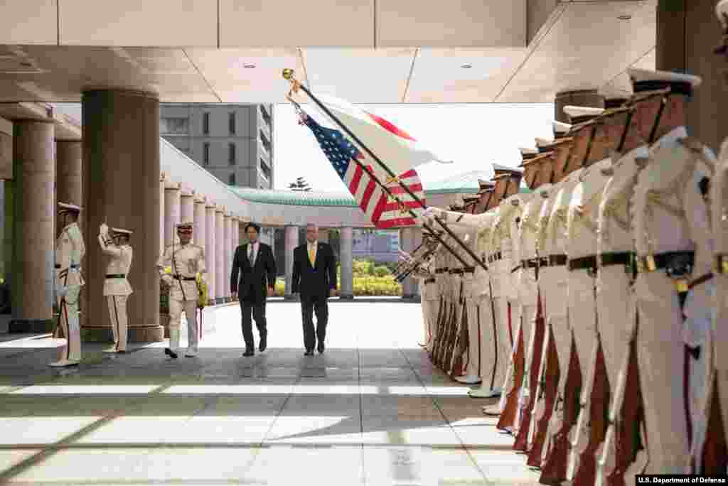 美国国防部长马蒂斯在东京防务省同日本防卫相小野寺五典检阅仪仗队(2018年6月29日)。日本的军事决策者认为朝鲜是迫在眉睫的危险,但是他们认为中国日益崛起的军事力量才是日本更大的长期威胁。