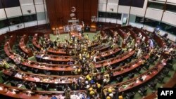 2019年7月1日,数百名示威者涌入香港立法会大楼,抗议《逃犯条例修订草案》(法新社)