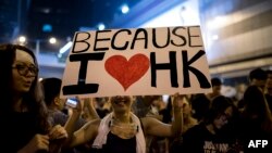 Người biểu tình cầm biểu ngữ 'Vì tôi yêu Hong Kong' trong cuộc biểu tình đòi dân chủ ngày 1/10/2014.