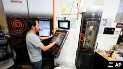 在科罗拉多州恩格尔伍德,利塔工程机械厂的一名工人正在对一台用于制造半导体零件的Mazak Variaxis机器进行编程。美国政府即将发布7月份就业报告。(资料照片:2024年2月15日)