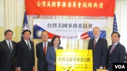 台湾总统蔡英文与美国在台协会台北办事处长酈英杰2019年6月6日出席“台湾美国事务委员会”揭牌仪式。(美国之音张永泰拍摄)