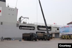 KRI dr. Wahidin Sudirohusodo-991 mengangkut sebagian alutsista TNI yang akan digunakan dalam pengamanan G20. (Foto: Puspen TNI)