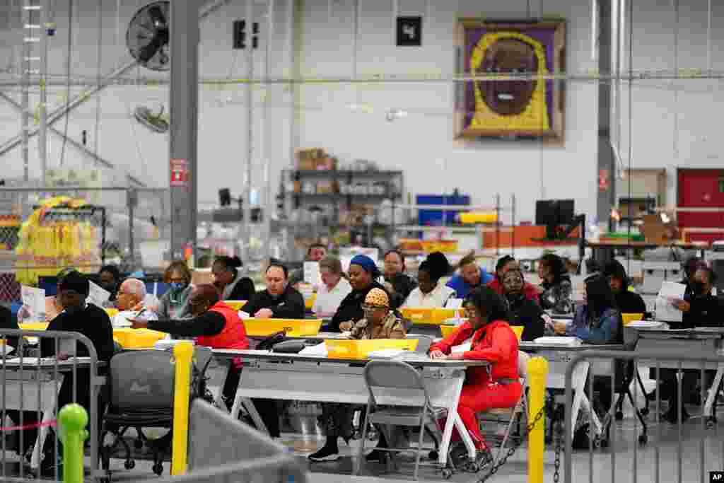 在宾夕法尼亚州费城,选务工作者在处理中期选举的邮寄选票。(2022年11月8日)