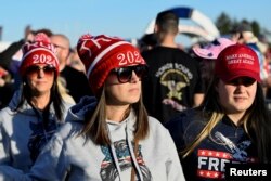 Para pendukung Partai Republik menunggu pidato mantan Presiden AS Donald Trump dalam rapat umum untuk mendukung kandidat Partai Republik menjelang pemilihan paruh waktu, di Dayton, Ohio, AS 7 November 2022.