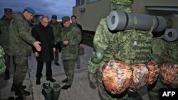 俄罗斯总统普京在一处俄军训练营视察士兵装备。(2022年10月20日)