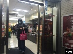 街头戴口罩的台北人。新年前夕,台湾环保署提醒公民注意来自大陆的“脏空气”可能带来的健康威胁。