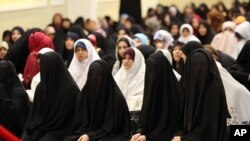 (资料图)伊拉克什叶派妇女在巴格达参加开斋节礼拜。