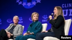 前总统克林顿、前国务卿希拉里·克林顿和克林顿基金会副主席、克林顿夫妇的女儿切尔西·克林顿在一起。(资料照片)