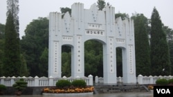 2010年修复的受降纪念坊(美国之音林森拍摄)