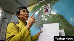 ‘북한동포직접돕기운동’ 대북풍선단장 이민복 씨가 자택에서 전단살포 방법을 설명하고 있다. (자료사진)