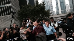 香港民主党创党主席李柱铭自愿被警察拘捕,表示承担责任,完成公民抗命 (美国之音汤慧云拍摄)