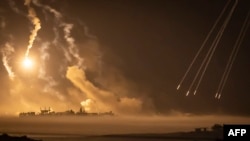 2023年11月2日，这张拍摄于以色列与加沙边界的以色列一侧的照片显示，以色列对加沙地带的轰炸，以色列和巴勒斯坦哈马斯运动之间的战斗仍在进行。（法新社）