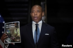 资料照片:纽约市长亚当斯在纽约一处地铁站举行的记者会上宣布改善地铁系统安全的计划。(2022年2月18日)