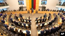 资料照:乌克兰总统泽连斯基在立陶宛议会发表视频演讲前议员们起立鼓掌。(2022年4月12日)