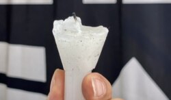 黄国才形容他亲手制作的”烛光有罪”是一种社会雕塑，盛载着数以十万计香港市民，悼念六四死难者的心意。 (美国之音/汤惠芸)