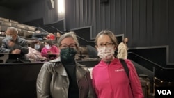 台湾驻美代表萧美琴(图右)与美国在台协会执行理事蓝莺出席马里兰州一家戏院的香港纪录片《时代革命》特映会(2022年4月9日)(美国之音锺辰芳拍摄)