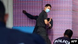 资料照:所罗门皇家警察部队2022年3月29日发布没有注明时间的照片显示,中国警察联络官(中)在训练所罗门警察格斗技术。