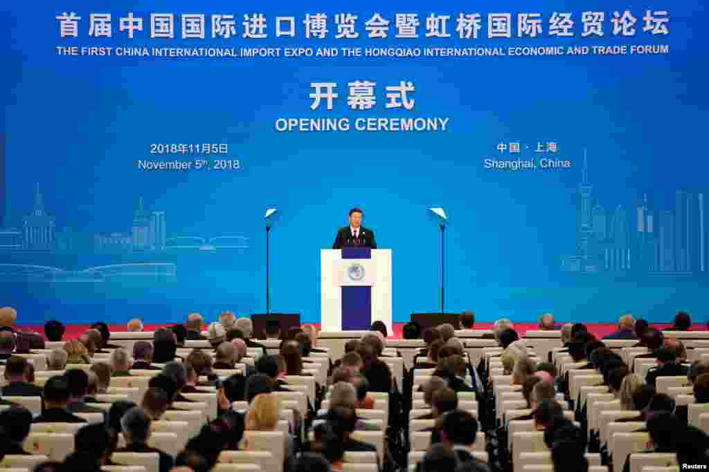 中国国家主席习近平2018年11月5日在上海举行的首届中国国际进口博览会开幕式上致辞。据中国官方通报,150多个国家和地区的3600多家企业参展,累计达成意向交易578亿多美元。为期6天的进博会是中国显示作为全球第二大经济体的进口潜能的机会。中国承诺大笔购买外国产品和服务,但观察人士批评说,中国并没有拿出改革的具体措施。