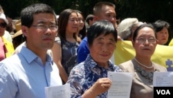 原告左起张进、李淑英、时振华(美国之音国符拍摄)