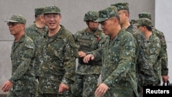 资料照片:台湾国防部长顾立雄视察在南部屏东演习的部队。(2024年8月26日)