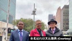 台湾邦交国圣文森特和格林纳丁斯、贝里斯和史瓦帝尼常驻联合国代表10月4日代表台湾10个邦交国将一封联名函送交联合国秘书长古特雷斯办公室后,在联合国外接受媒体採访并合影。(台北纽约经文处提供)